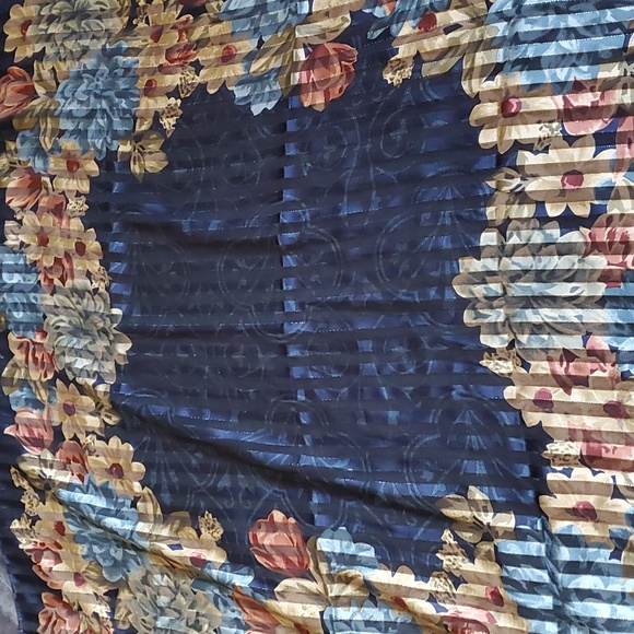 Blue sparkle scarf with flowers - Picture 4 of 5